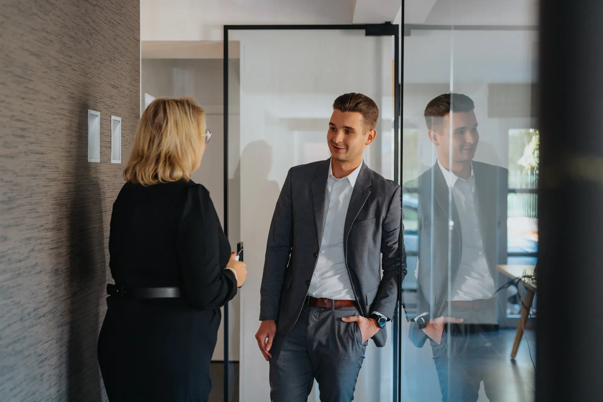 Adviseurs van Creafig in gesprek op kantoor