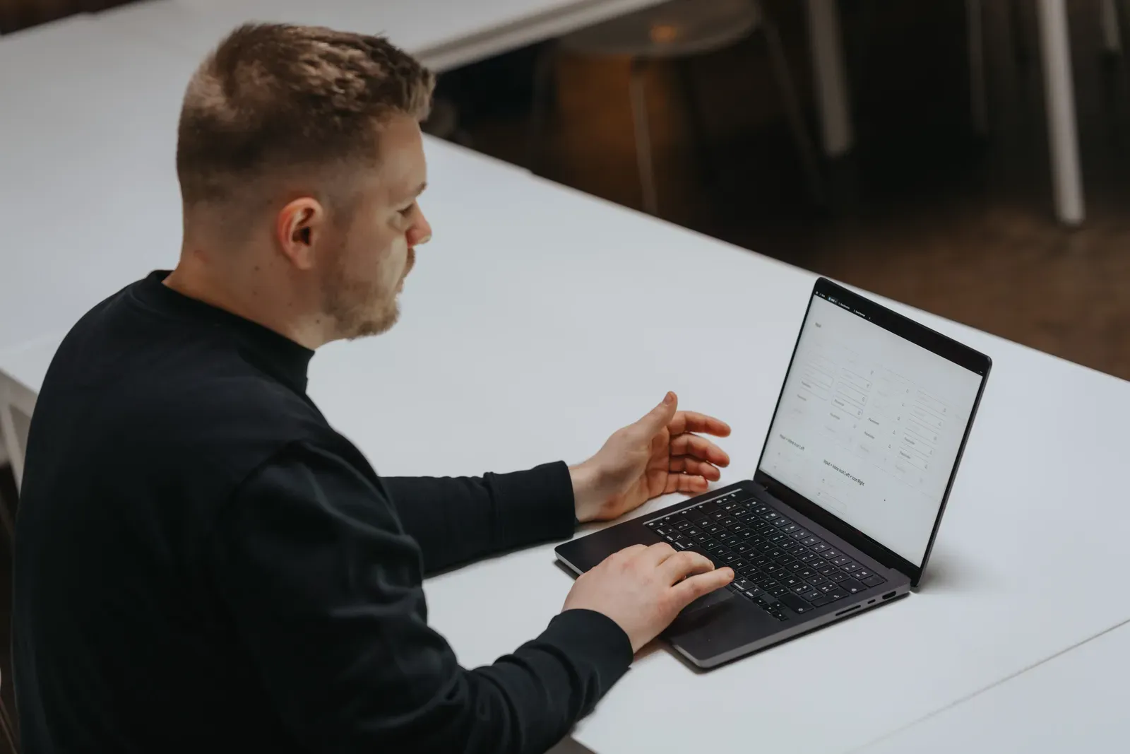 Dries Janssen aan het werk achter zijn laptop