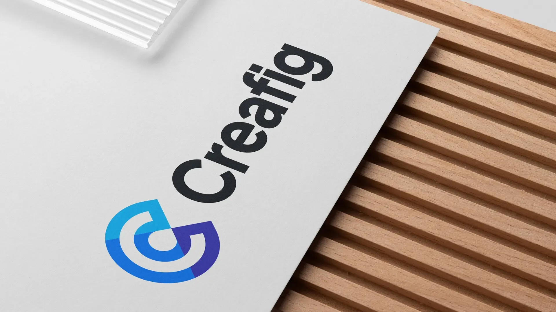 Het nieuwe logo van Creafig groot op papier, naast houten lamellen