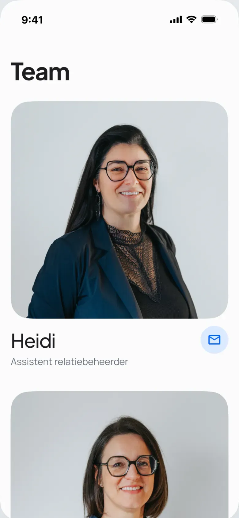 De teampagina van creafig.be op gsm, met een medewerker in beeld
