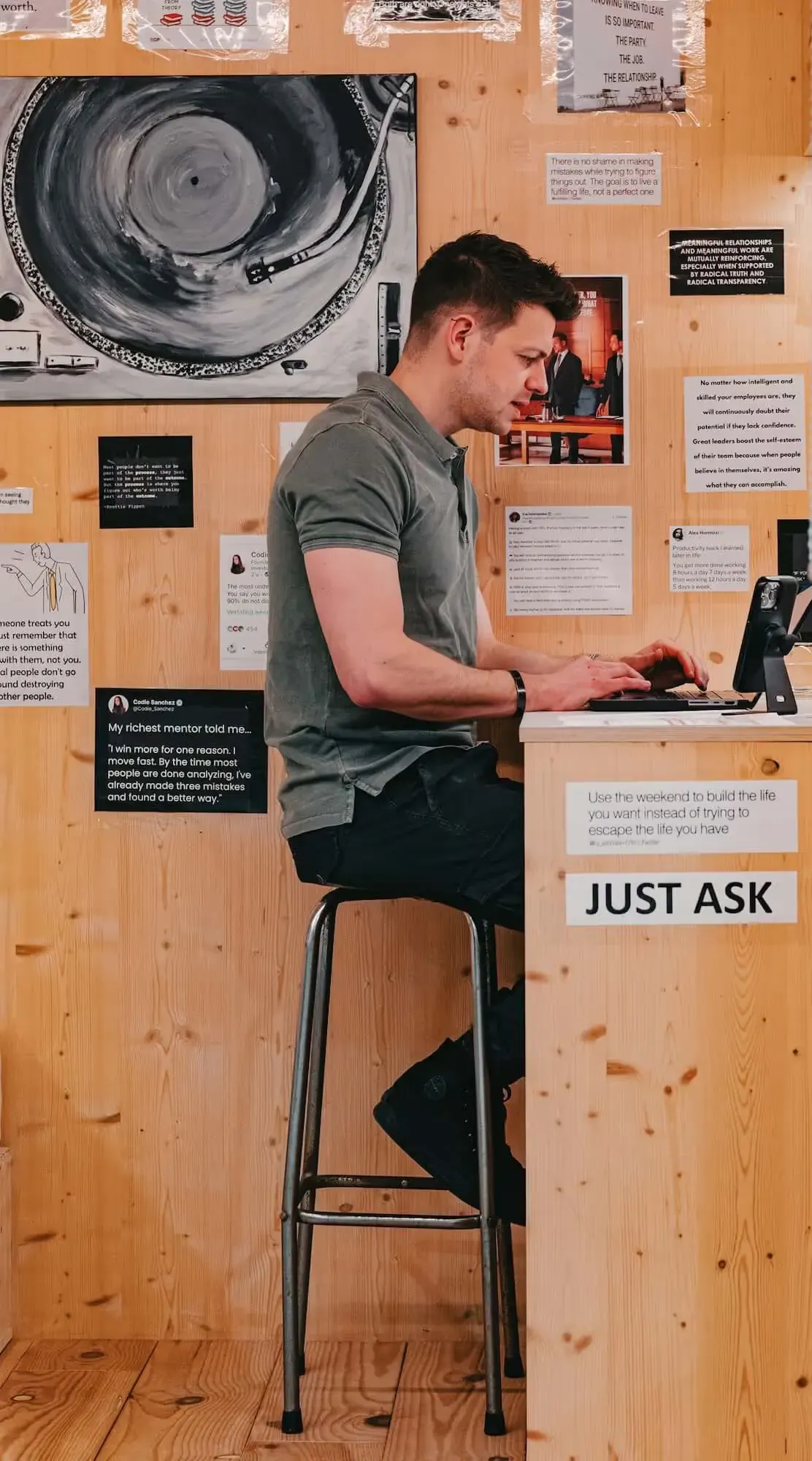 Jasper Coninx aan zijn bureau bij Kinxsound