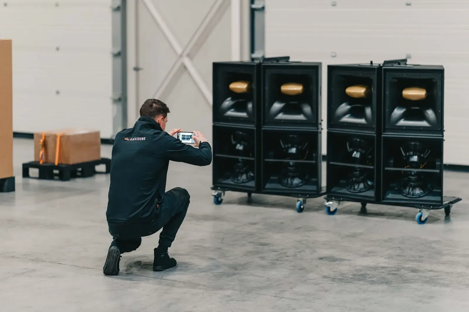 Jasper Coninx fotografeert luidsprekers in het magazijn van Kinxsound