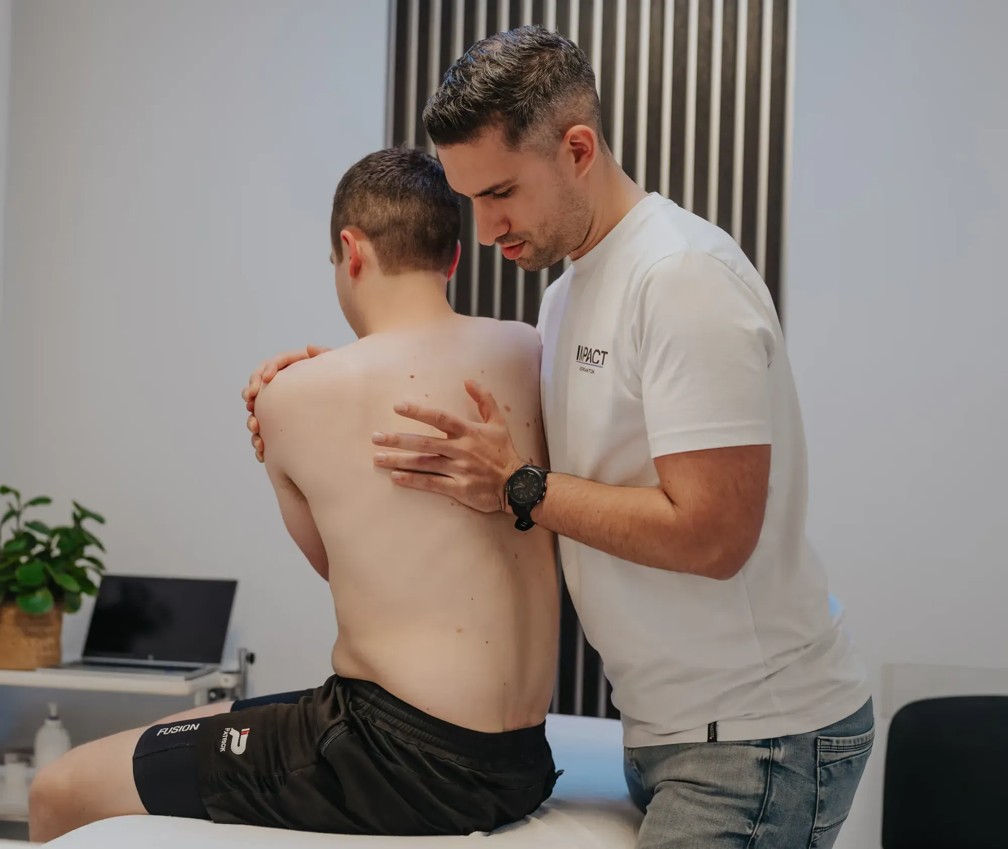 Jelle van der Have behandelt de schouder van een patiënt