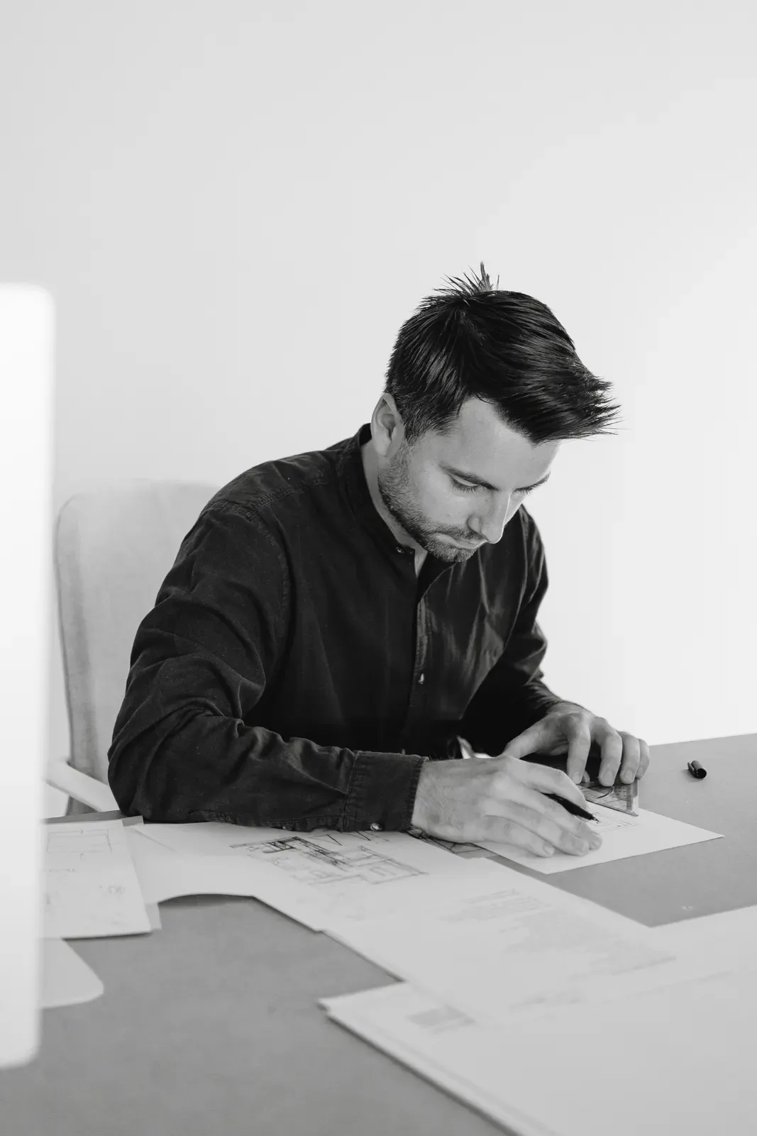 Architect Wim Slenders tekent een plan aan zijn bureau